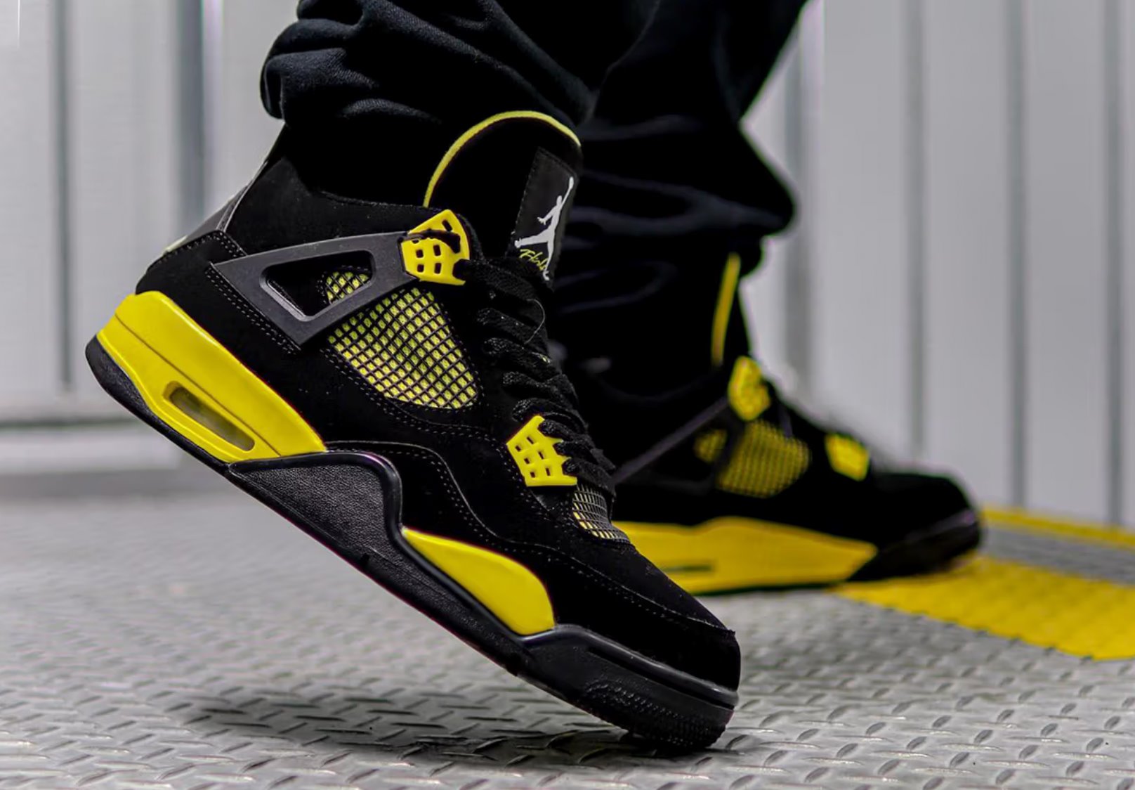 Jordan 4 Thunder Jordan 4 kikokickz